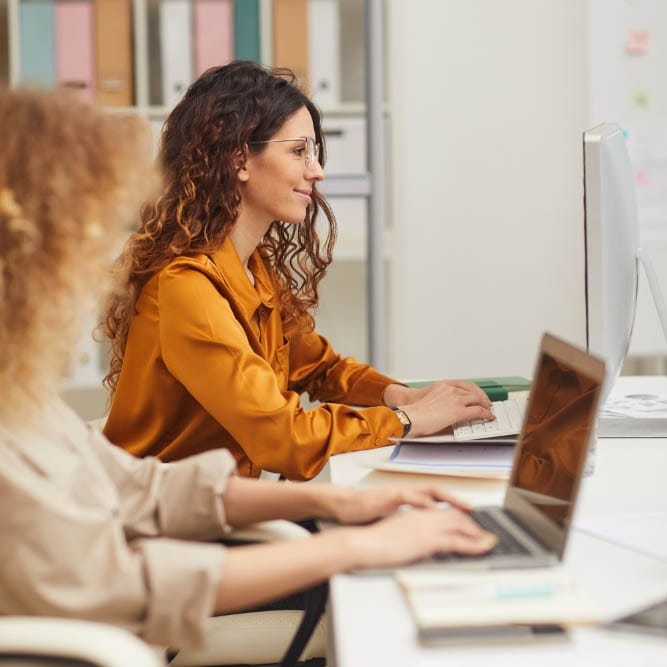 Femme au travail heureuse et épanouie Femme au travail heureuse et épanouie