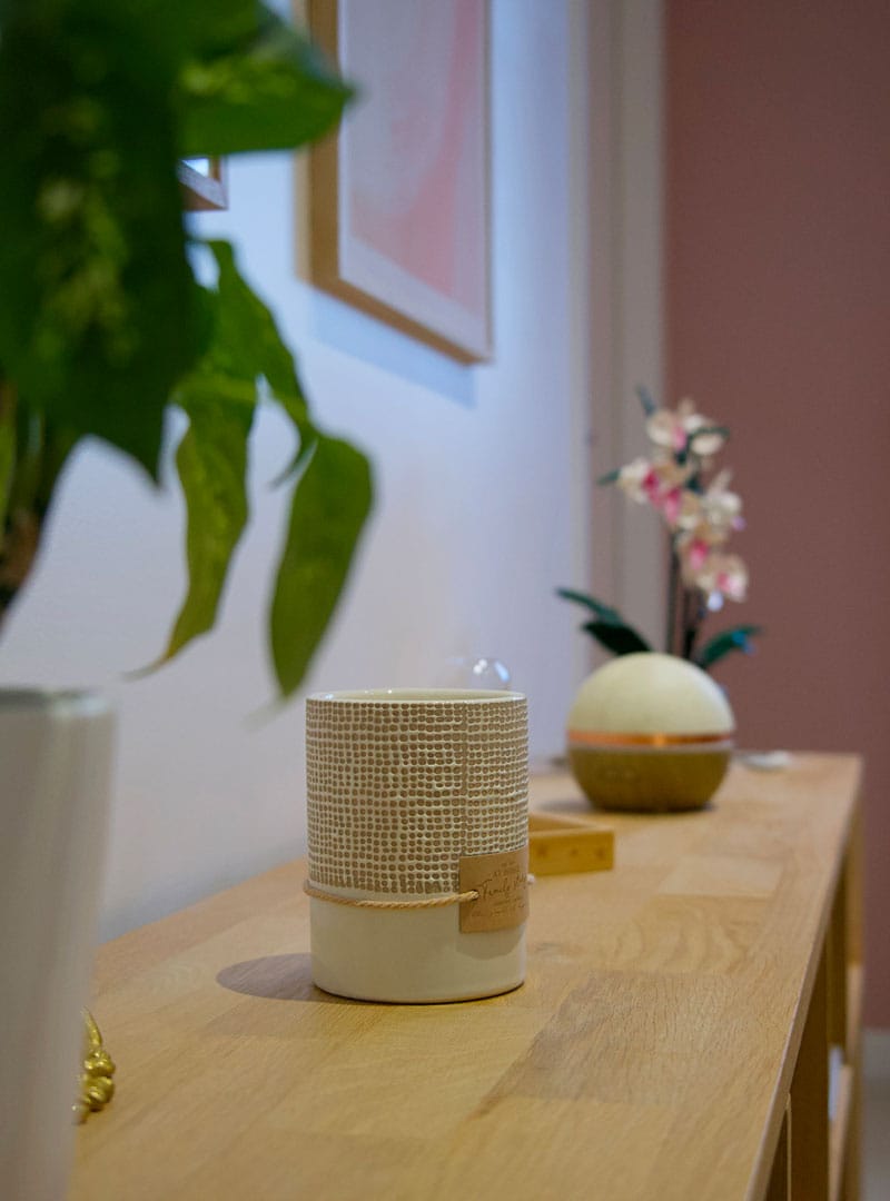 Bougie-sur-bureau Femme au travail heureuse et épanouie