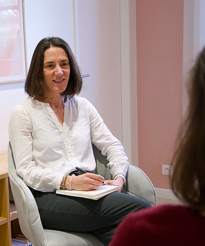 Portrait-Delphine-Blouin-en-seance-de-coaching Portrait-Delphine-Blouin coach professionnelle en-seance-de-coaching