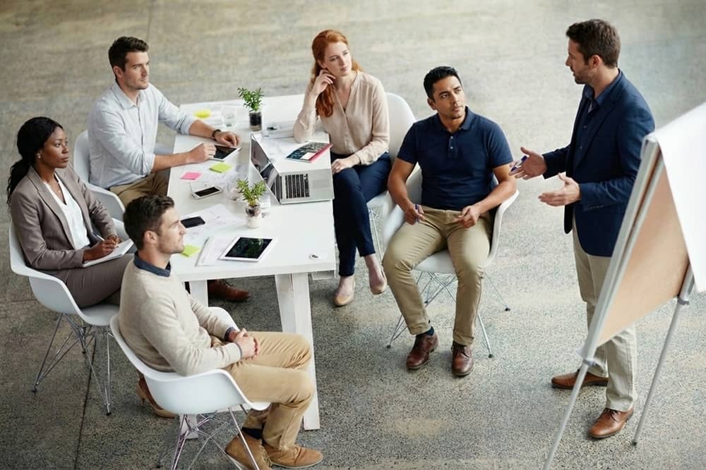 Posture-managériale(3) Leadership-authentique femme blonde avec son équipe
