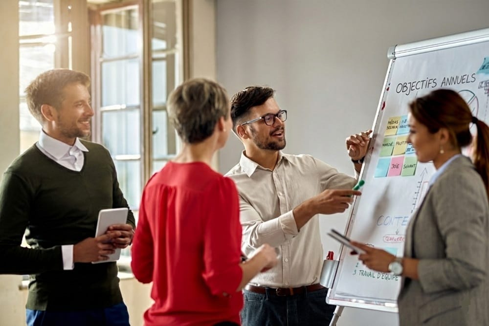 Leadership-authentique femme blonde avec son équipe