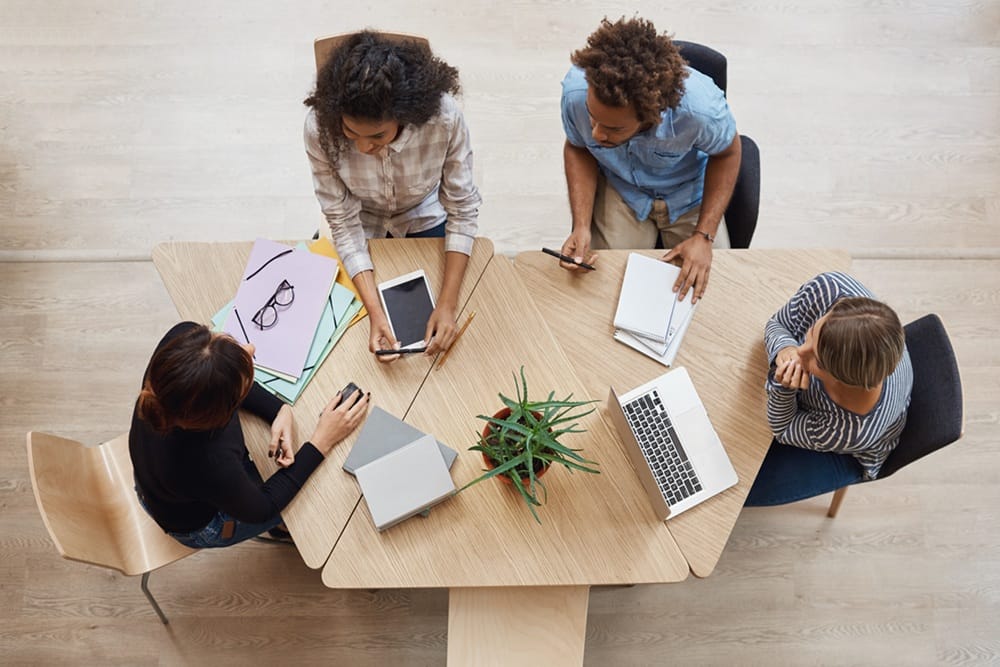 Engagement au travail-équipe qui partage