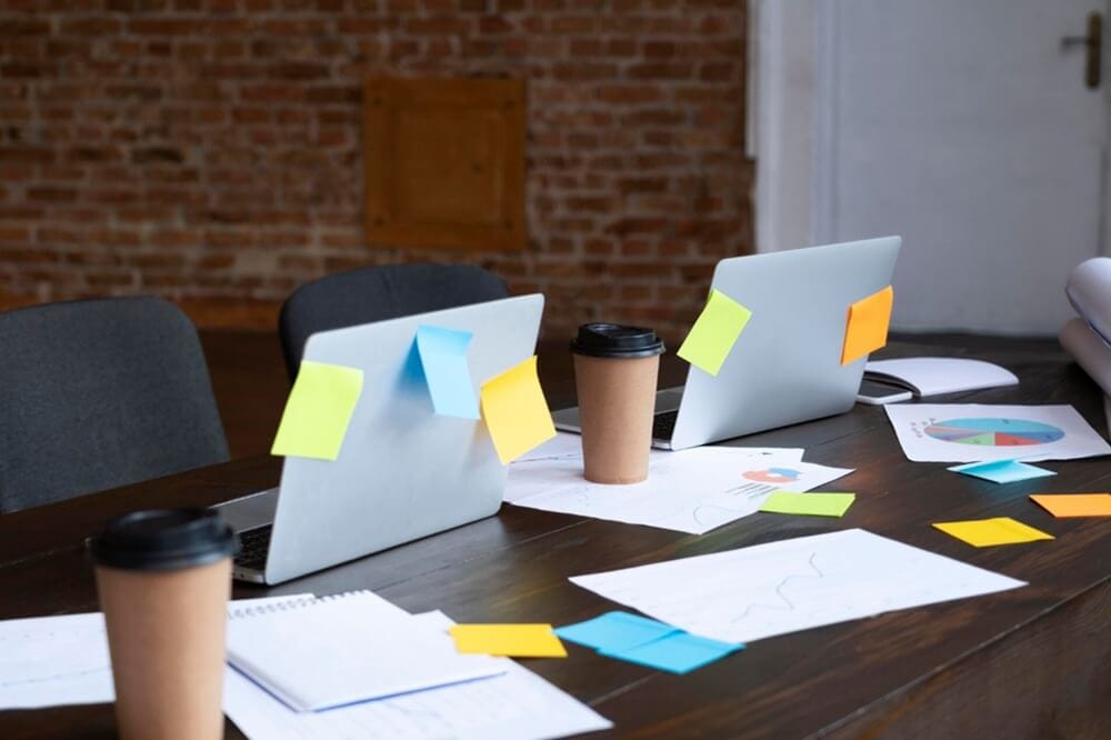 priorités au travail-bureau en désordre