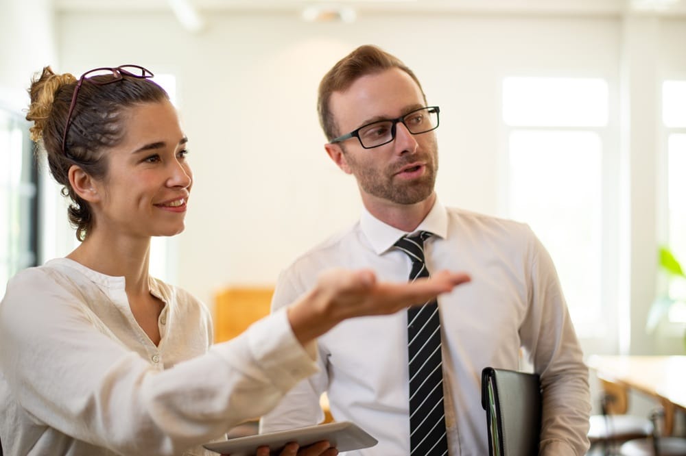 Performance ou bienveillance - Management beinveillant - Femme en entreprise présentant quelque chose à un collègue