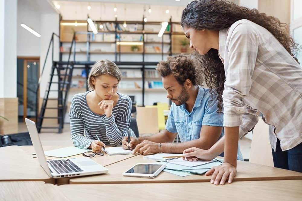 Posture-managériale jeune manager avec ses collaborateurs