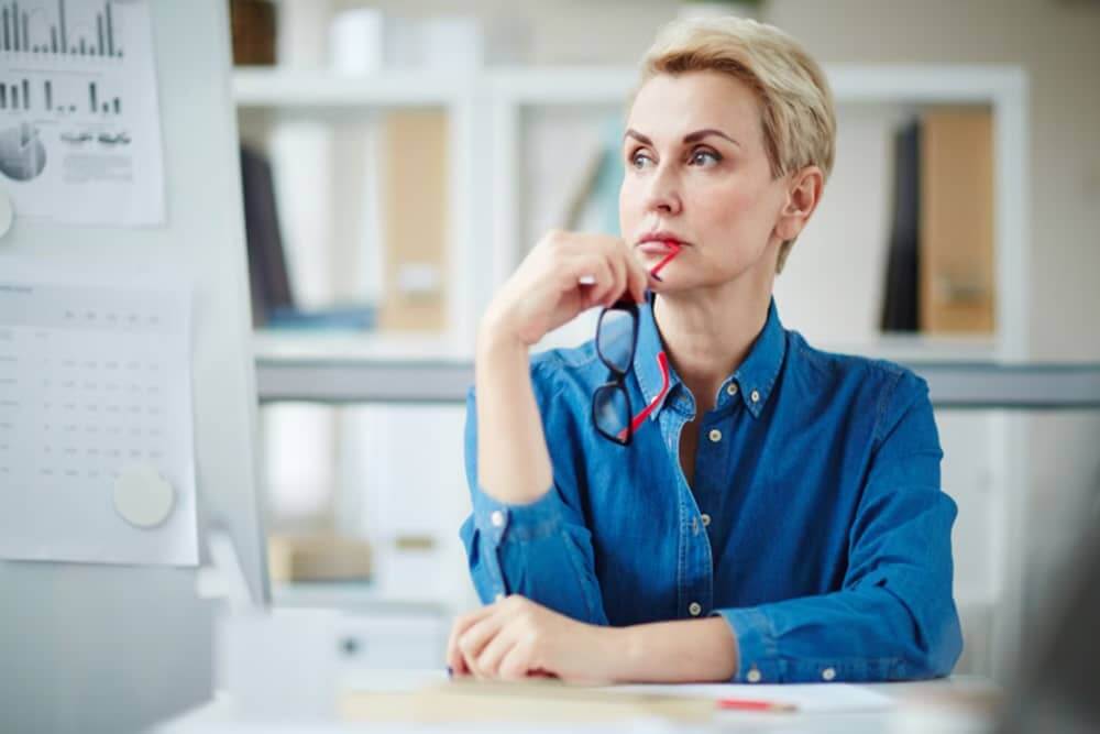 Postue de manager - femme pensive