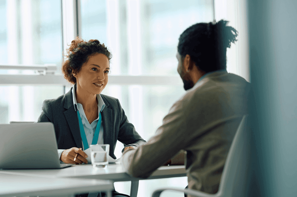 Manager à l'écoute d'un collaborateur face à l'IA